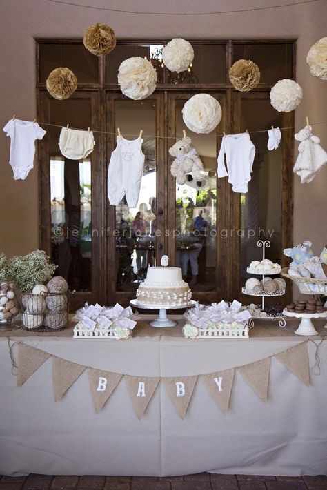 Burlap Baby Showers, Baby Shower Themes Neutral, Idee Babyshower, Baby Shower Deco, Baby Shower Vintage, Trendy Baby Shower Ideas, Simple Baby Shower, Baby Shower Table, Baby Shower Inspiration