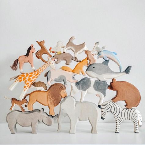 This Montessori Wooden Animal Figures set includes 28 handcrafted animal toys made of natural wood. This open-ended play toy is perfect for children to learn about different animals, their names, and features. These wooden toys are great for imaginative play, storytelling, and developing fine motor skills. Benefits: Ma Rock Bed, Animal Learning, Baby Montessori, Rainbow Blocks, Open Ended Play, Wood Animal, Animal Toys, Wooden Animals, Play Toys