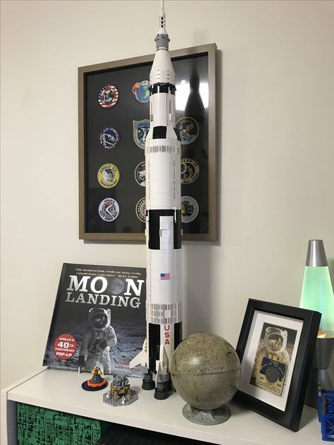 Lego Saturn V, Saturn V Rocket Model, Apollo Nasa, Lego Display Ideas, Rocket Model, Space Lego, Lego Room Decor, Saturn V Rocket, Nasa Rocket