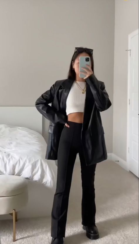 Leather Jacket Outfit Business Casual, Long Black Leather Blazer Outfit, Leather Jacket Outfit Elegant, Leather Jacket Outfit Formal, Outfit Blazer Cuir, Black Jacket Outfit Women Classy, Leather Jacket Business Casual, Classy Leather Jacket Outfit, Blazer Piel Outfit