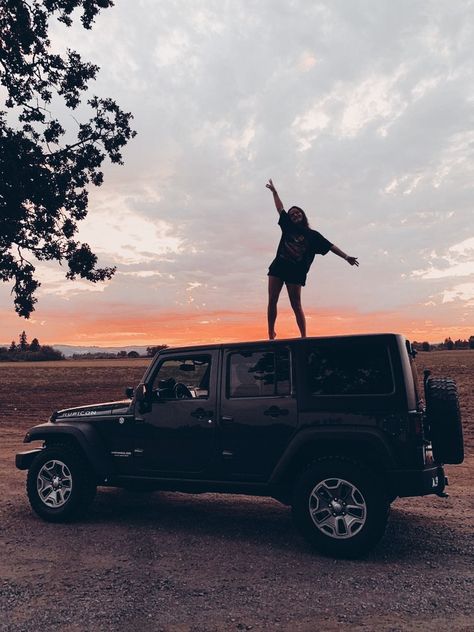 𝓟𝓲𝓷𝓽𝓮𝓻𝓮𝓼𝓽: ♡𝓫𝓻𝓲𝓽𝔁𝓻𝓪𝓶𝓲𝓻𝓮𝔃♡ Black Jeep, In The Middle, A Black, The Middle, Jeep, Black