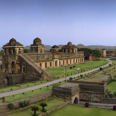 Mandu Madhya Pradesh, River Activities, Narmada River, History Of India, Indian Architecture, Historical Monuments, Madhya Pradesh, Scenic Beauty, Best Places To Visit