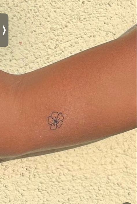 Hibiscus Tattoo, Summer Tattoo, Petite Tattoos, Tattoos Geometric, Cute Little Tattoos, Cute Tiny Tattoos, Classy Tattoos, Discreet Tattoos, Dainty Tattoos