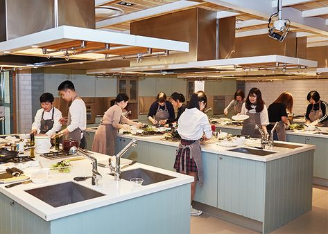 Cooking School Interior, Cooking School Design, Cooking Class Kitchen, Cooking Classes Design, Cooking School Kitchen, Classroom Interior, Communal Kitchen, Cooking For A Group, Culinary Classes