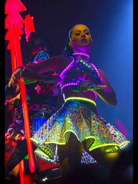 Blacklight Outfit Ideas, Blacklight Outfit, Neon Costume Ideas, Prismatic World Tour, Light Up Dresses, Visuell Identitet, Led Clothing, Neon Outfits, Led Fashion