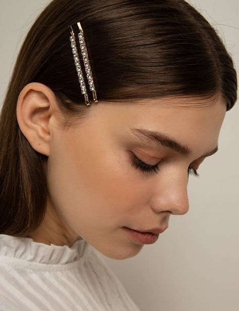 The Hair Clip Street Style Trend Was Everywhere During Fashion Month Fall/Winter 2019 Diamond Hair Pins Hairstyles, Hair Pin Styles Simple, Rhinestone Clips Hairstyles, Prom Hair Clips, Hair Pinned Back On Both Sides, Diamond Hairstyles, Ingenue Archetype, Hair Diamonds, Diamond Hair Clips