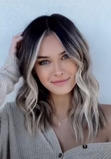 Dark Roots Blonde Hair Balayage, Blonde Hair With Roots, Rambut Brunette, Ombre Hair Blonde, Brunette Hair With Highlights, Dark Roots Blonde Hair, Balayage Hair Blonde, Hair Balayage, Hair Brown