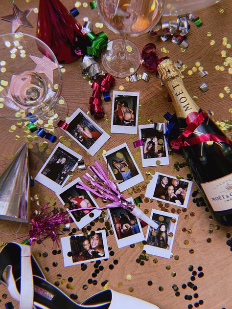 New year polaroid New Years Polaroid Pictures, New Years Ig Pics, New Years Photo Inspo Aesthetic, New Year Polaroid, New Year Eve Party Decor, Nee Years Aesthetic, New Year's Eve Pictures, Polaroid Party Ideas, New Year’s Eve Photo Booth