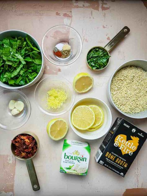 This creamy, tuscan spinach, lemon and boursin orzo bake makes for the perfect family friendly dinner and its sure to impress your guests! #onepandinner #easydinner #healthydinner #orzo #orzorecipe Orzo Boursin Recipes, Boursin Recipes, Lemon Orzo, Boursin Cheese, One Pan Dinner, Orzo Recipes, Family Friendly Dinners, Orzo Pasta, Frozen Spinach