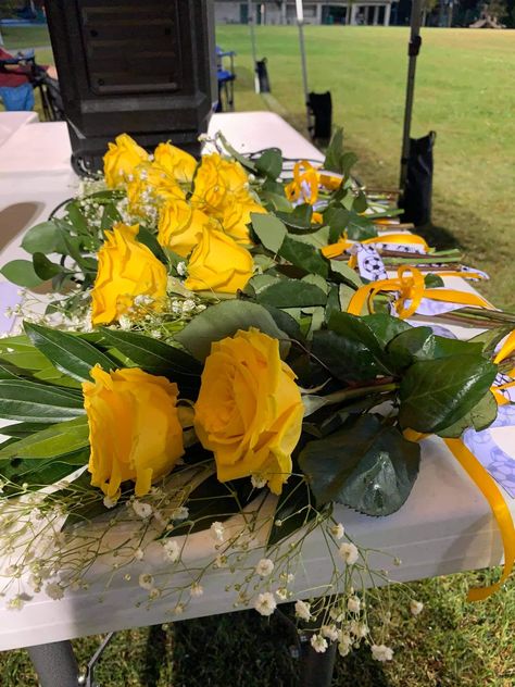 Senior Soccer Night Decorations, Senior Night Flowers For Mom, Flowers For Senior Night Soccer, Senior Night Flowers Bouquets Cheer, Senior Night Decorations Soccer, Senior Night Bouquet Ideas, Flowers For Senior Night Volleyball, Soccer Senior Night Baskets, Senior Night Balloon Ideas