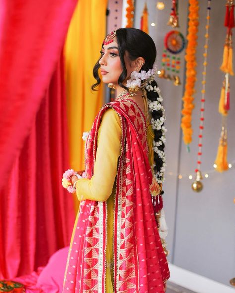 bridal mehndi braid gajra braid parandi punjabi bride sahara yar pink and yellow mehndi ali xeeshan dress Sahara Yar, Mehndi Braid, Gajra Braid, Paranda Hairstyle, Engagement Looks, Ali Xeeshan, Mehndi Night, Trendy Outfits Indian, Indian Accessories