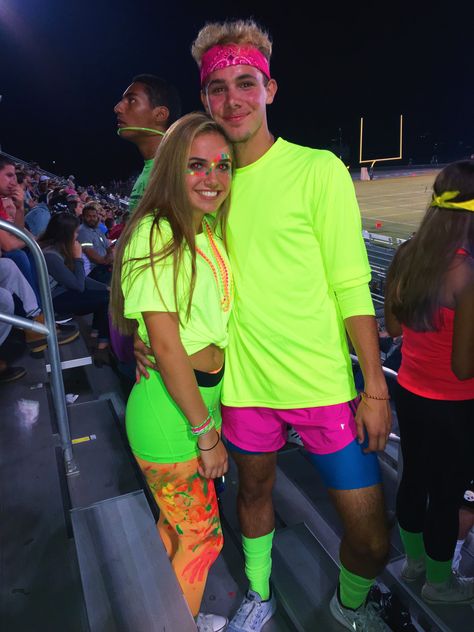 Sport Day Outfit, Neon Outfits Party, School Spirit Outfit, Neon Party Outfits, Football Game Outfit Highschool, Sports Day Outfit, Homecoming Spirit Week, School Spirit Week, School Spirit Days