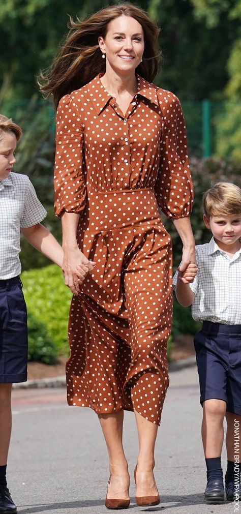 Kate Middleton Wears Brown Polka Dot Dress on the School Run Lambrook School, Kate Middleton Style Outfits, Brown Polka Dot Dress, Düşes Kate, Looks Kate Middleton, Kate Middleton Dress, Princess Katherine, Kate Middleton Outfits, Princess Catherine