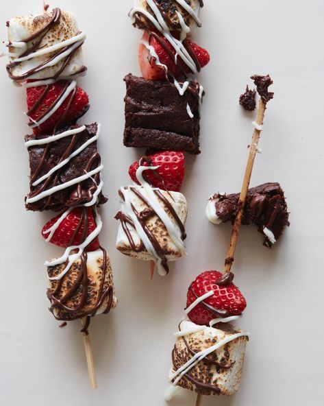 Brownie Skewers, Two Bite Brownies, Strawberry Brownie, Dessert Skewers, Delicious Strawberry Cake, Strawberry Brownies, Whats Gaby Cooking, Kabob Skewers, Creative Snacks