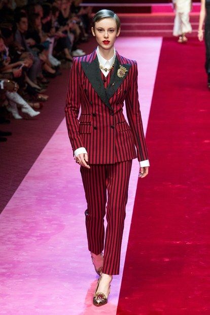 Dolce & Gabbana Primavera Verano 2018 Pret-A-Porter - Pasarelas | Vogue México y Latinoamérica Lil Pump, Woman Suit Fashion, Mode Inspo, Fashion Show Collection, Suit Fashion, Looks Style, Mode Inspiration, Primavera Estate, Business Fashion