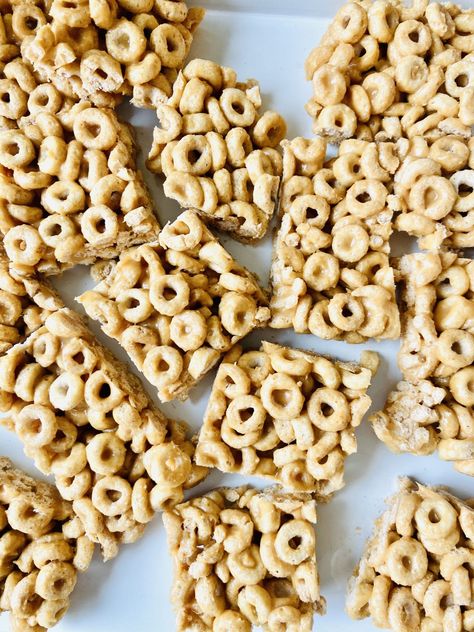 healthy cheerio bars Cheerios Snacks, Easy Toddler Snacks, Peanut Butter Cheerio Bars, Cheerio Bars, Kid Sandwiches, Honey Nut Cheerios, Food Play, Peanut Butter Honey, Snack Bars