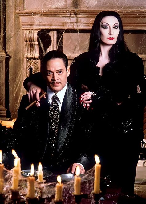 Gomez And Morticia Addams, Gomez Morticia, Thing Addams, Morticia And Gomez Addams, Addams Family Movie, Gomez And Morticia, Gomez Addams, Carolyn Jones, Halloween Wallpaper Cute