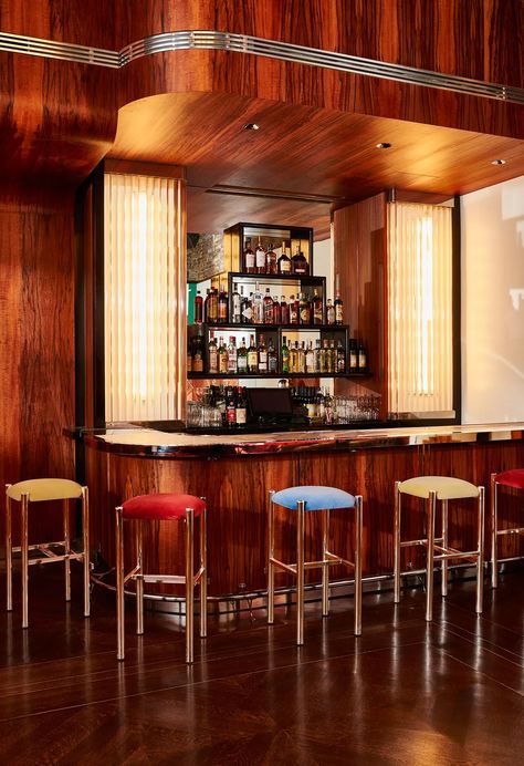 A New Hotel Bar Revives Tribeca’s Late-Night Scene With Midnight Pasta and Perfect Martinis | Vogue Retro Hotel Aesthetic, Midnight Pasta, 60s Bar, Retro Hotel, Perfect Martini, Fireplace Room, Bright Design, Back Bar, Hotel Bar