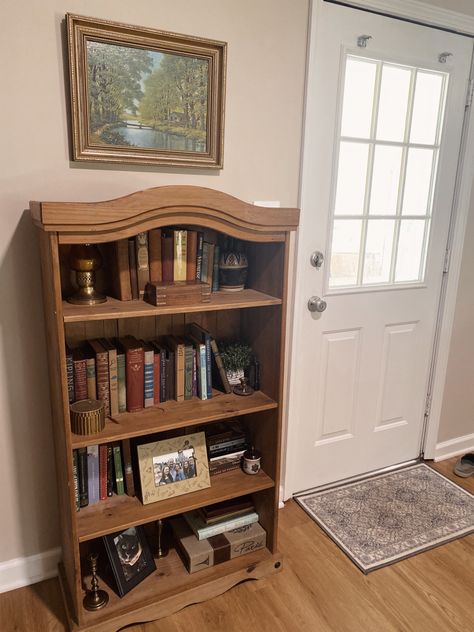 Vintage Book Case, Fairytale Bookshelf, Cottage Bookshelf, Bookshelves Vintage, Brown Bookshelf Decor, Wooden Bookshelf Styling, Book Shelf Vintage, Bookshelf Vintage, Vintage Book Shelf