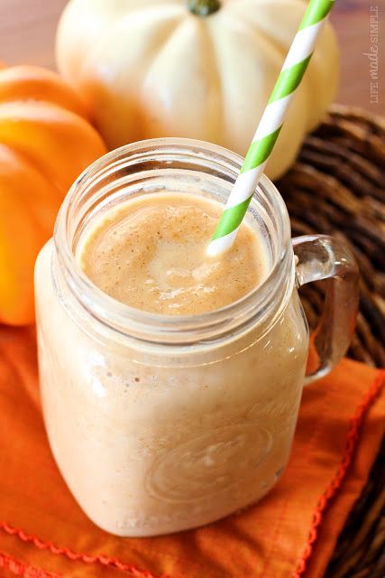 One of my favorite fall drinks made at home! This skinny smashed pumpkin smoothie is light, creamy and perfectly spiced. Pumpkin has never tasted so good! Smashed Pumpkin, Make Ahead Oatmeal, Pumpkin Smoothie Recipe, Life Made Simple, Pumpkin Smash, Pumpkin Pie Oatmeal, Oatmeal Smoothie, Healthy Pumpkin Pies, Pumpkin Smoothie