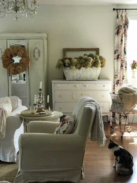 Shabby Chic Family Room, Living Room Rearranging Ideas, Small Vintage Living Room, Canadian Farmhouse, Shabby Chic Living Room Vintage, Living Room Inspiration Vintage, Simple Farmhouse Living Room, Shabby Chic On A Budget, French Farmhouse Living Room