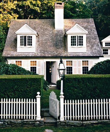 Great privacy hedges Country Cottage Homes, Tudor Cottage, Casas Coloniales, Cape Cod House, White Picket Fence, Design Exterior, Picket Fence, Style At Home, Pretty House