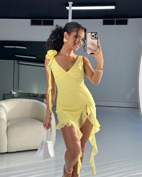 Lemon Dress Outfit, Tulum Fits, Dress Brunch Outfit, Short Dress Outfit, Bday Dresses, Brunch Dresses, Bday Fits, Dinner Outfit Summer, Summer Brunch Outfit