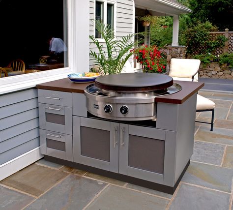 Outdoor Kitchen with Evo Circular Cooktop Flat Top Grills, Outdoor Kitchen Countertops, Outdoor Kitchen Cabinets, Flat Top Grill, Build Outdoor Kitchen, Outdoor Kitchen Appliances, Contemporary Patio, Outdoor Appliances, Built In Grill