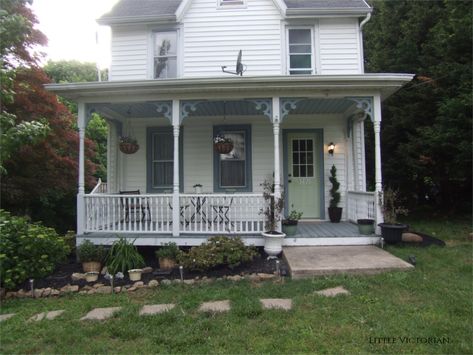 Folk Victorian House Exterior, Victorian Farmhouse Interior, Victorian Farmhouse Exterior, Craftsman Style Molding, Victorian House Decor, Folk Victorian House, Folk Victorian Farmhouse, Queen Anne Victorian House, Victorian Homes Exterior