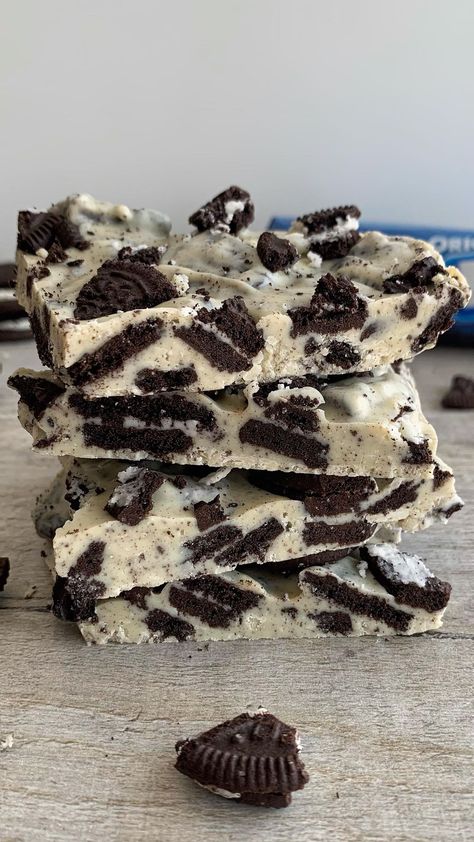 Oreo Bark, Oreo Chocolate, Chocolate Oreo, Candy Drinks, Oreo Dessert, Food Wallpaper, 2 Ingredient, Delicious Snacks Recipes, Food Snapchat