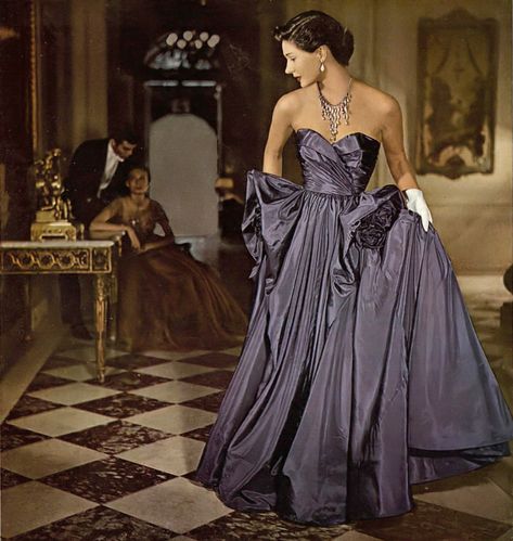 Marilyn Ambrose in Celanese rayon taffeta strapless evening gown by Martini, Harper's Bazaar, November 1949 Strapless Evening Gowns, 1940s Dresses, Vintage Couture, Old Fashion, Old Hollywood Glamour, 1940s Fashion, Moda Vintage, Couture Gowns, Vintage Vogue