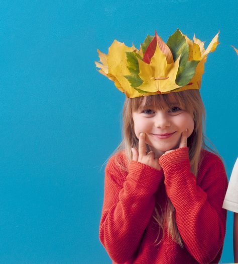 Make a leaf crown for autumn Autumn Hats For Kids Diy, Autumn Costume Kids Diy, Autumn Masks For Kids, Autumn Crown Diy, Autumn Crown Kids, Autumn Costume Kids, Autumn Crafts For Kids, Autumn Crown, Whimsical Clothes