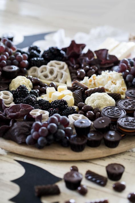 Rip 20s Party Food, Gothic Themed Party Food, Black Color Snacks Ideas, Black And White Charcuterie Board Ideas, Black Cheese Board, Goth Party Snacks, Wednesday Party Treats, Black And White Party Food Ideas, Occult Birthday Party