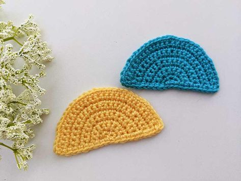 " A crochet semicircle (half-circle) is a versatile shape that starts as a flat half-round, making it perfect for various projects. This pattern is worked in rows. The semicircle pattern can be made using basic stitches like single, half-double, or double crochet, adjusting the stitch count to achieve the desired size and shape.   Sew the semicircle onto bags, clothing, or accessories as decorative pockets or appliqué details. Make larger semicircles for unique rugs, doormats, or placemats. or Crochet Half Circle Pattern, Crochet Shapes Flat, Crochet Semicircle, Circle Crochet, Crochet Mens Hat, Popular Crochet, Crochet Eyes, Crochet Beret, Basic Stitches