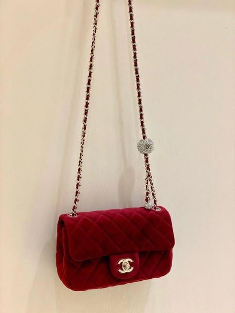 Purse Aesthetic, Chanel Resort, Red Chanel, Luxury Bags Collection, Aesthetic Bags, Headband Jewelry, Girly Bags, Red Purses, Luxury Purses