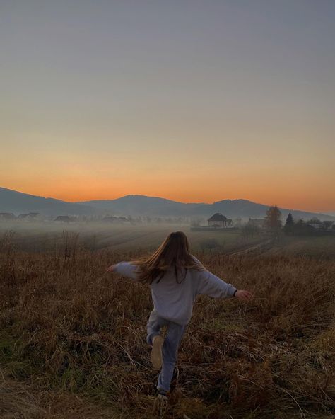 Girl In Field Aesthetic, Girl Running In Field, Field Picture Ideas, Mimi Aesthetic, Field Photo Ideas, Running In A Field, Frolicking In A Field, Girl In Field, Countryside Girl