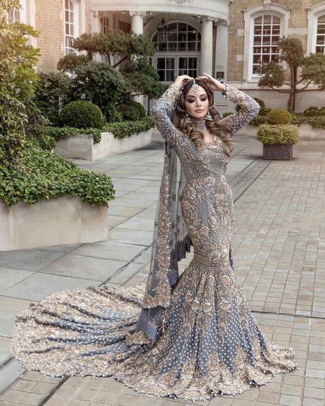 Fish Cut, Aesthetic Poses, Walima Dress, Red Bridal Dress, Muslim Brides, Shadi Dresses, Outfits Indian, Desi Wedding Dresses, Velvet Dress Designs