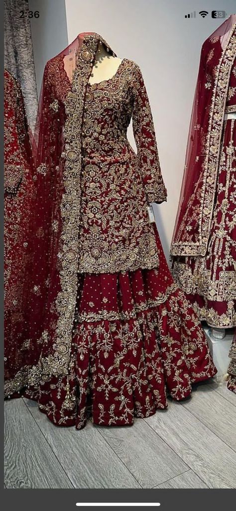 Bride Lehenga Pakistani Bridal, Red Sharara Suit Pakistani, Bridal Dress Packing Ideas, Mehndi Bridal Designs, Simple Eid Outfit Ideas, Red Pakistani Bridal Dress, Red Lehenga Bridal, Indian Bridal Wear Red, Red Sharara