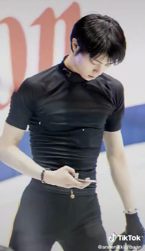 yuzuru hanyu Yuzuru Hanyu Black Outfit, Human Figure Reference, Dream Friends, Skater Girls, Pose Ref, Japanese Boy, Yuzuru Hanyu, Hanyu Yuzuru, Compression Shirt