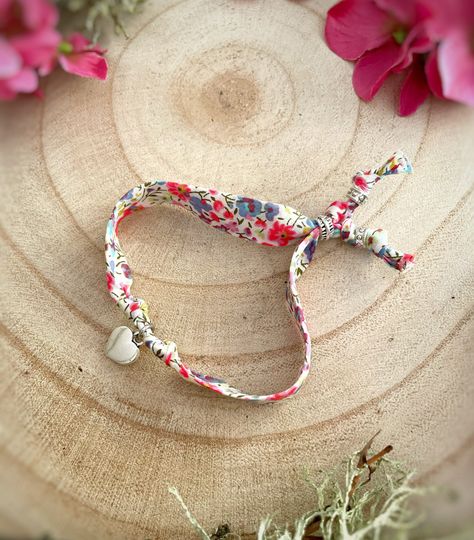 Fabric Bracelets Diy, Liberty Bracelet, Good Luck Clover, Bracelets Liberty, Pom Crafts, Extra Petite, Ribbon Bracelets, Fabric Bracelets, Liberty Of London Fabric