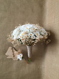 Daisy And Gypsophila Bouquet, Daisy Bride Bouquet, Chamomile Bridal Bouquet, Flower Bouquet For Wedding Bride, Wedding Flowers With Daisies, Wedding Bouquets Daisies, White Daisy Bridal Bouquet, Daisy Themed Wedding, Daisy Bridesmaid Bouquet