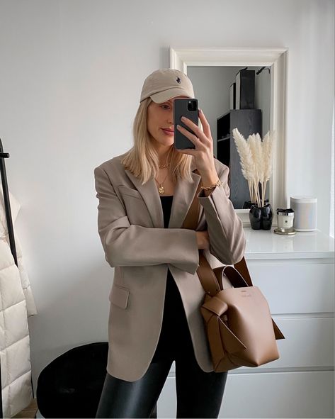 Arket wool hopsack oversized blazer in the colour Mole styled with a Ralph Lauren polo cap I. beige Beige Cap Outfits For Women, Blazer And Cap Outfit, Polo Ralph Lauren Cap Outfit, Polo Cap Outfit Women, Cap Style Woman, Ralph Lauren Cap Outfit, Outfits With Caps For Women, Polo Hat Outfit, Beige Cap Outfit