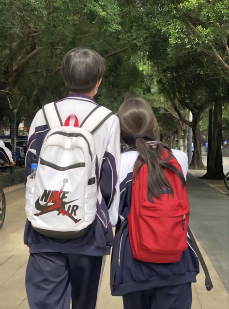 school uniform cute couple Walking Home From School, High School Couples, Cute Friend Poses, Korean School, Walk To School, Couples Walking, Ulzzang Couple, Korean Couple, Friend Poses