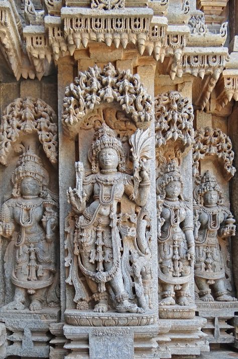 The Chennakesava Temple of Somanathapura in Karnataka: The Splendor of Hoysala Art and Architecture – The Cultural Heritage of India Hoysala Architecture, Ancient Indian Art, Hindu Temples, Ancient Indian Architecture, Hindu Statues, Indian Sculpture, Temple Architecture, Indian Temple, Ancient Sculpture