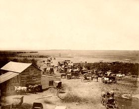 Cowboys and wagons gather in Dodge City in the late 1800's. #kansas Dodge City Kansas, Vintage Beach Photos, Old Western Towns, Old West Town, Old West Photos, West Town, Dodge City, Western Town, Wilde Westen