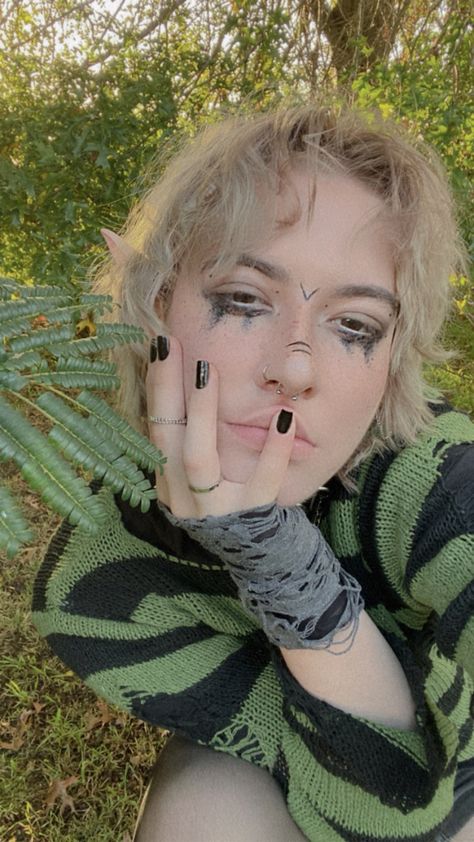 Grunge Fairy Makeup Looks, Masculine Fairy Makeup, Elfcore Make Up, Fairycore Grunge Makeup, Simple Fairy Grunge Makeup, Gremlin Core Makeup, Gremlincore Makeup, Goblincore Makeup Looks, Fairy Grunge Makeup Looks