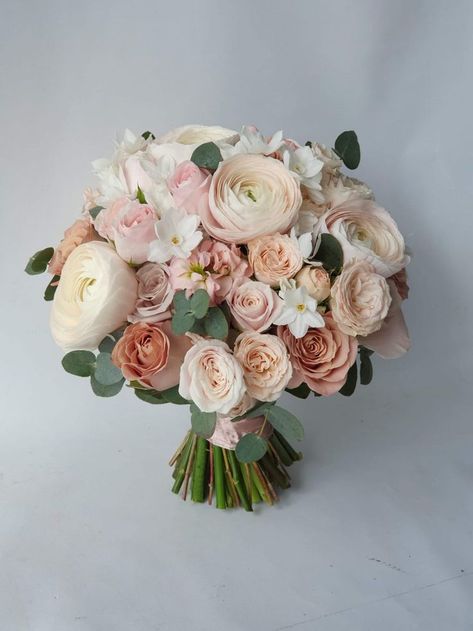 2024 Bride Bouquets: Elegant, Boho, and Rustic Wedding Flower Trends Bride Bouquets Elegant, Boho Arrangements, Lilies And Roses, Brides Flowers Bouquet, Wedding Flower Trends, 2024 Bride, Elegant Wedding Flowers, Bridal Bouquet Flowers, Bride Bouquet