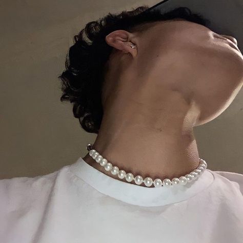 Guy Wearing Pearl Necklace, Male Pearl Necklace Outfit, Mens Pearls Outfit, Men Pearl Necklace Outfit, Pearl Necklaces Men, Guys Wearing Pearls, Pearl Necklace Outfit, Pearl Outfit, Pearl Necklace Men