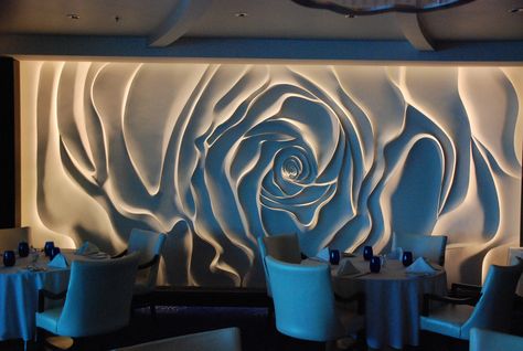 photo Celebrity Eclipse, Design Interior Modern, Giant Roses, Celebrity Cruises, Rose Wall, Interior Modern, Restaurant Interior, Wall Treatments, 3d Wall