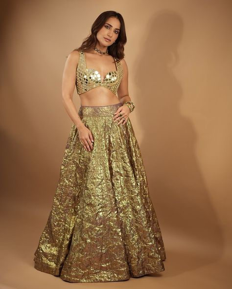 🪷 The AMBANI WEDDING 🪷 #AR #spotted : @kushakapila dazzling in this stunning golden lehenga from Itrh at the #ambaniwedding Her radiant ensemble and effortless grace set the perfect tone for a night of glamour and celebration. Pure elegance and style! 🌟 Shop Itrh now on: www.aurayafashion.com #ambaniwedding #anantambani #radhikamerchant #kushakapila #arweddingcelebrations #indianwedding #FashionGoals #AmbaniAffair #FashionIcon #AurayaFashion #ShopTheLook #CelebrityStyle #FashionInspo #... Kusha Kapila, Mirror Dupatta, Ambani Wedding, Intricate Mirror, Golden Lehenga, Gold Lehenga, Padded Blouse, Embellished Blouse, Indian Ethnic Wear